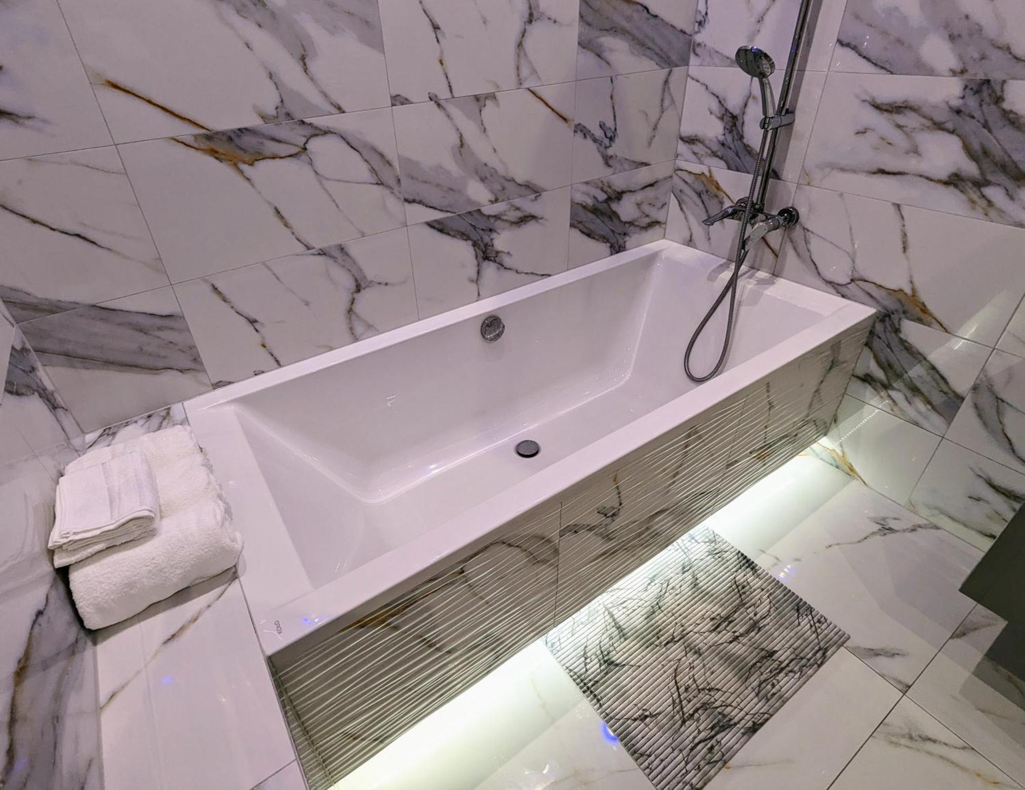 3-Bedroom Apt In Town Square วรอตซวาฟ ภายนอก รูปภาพ